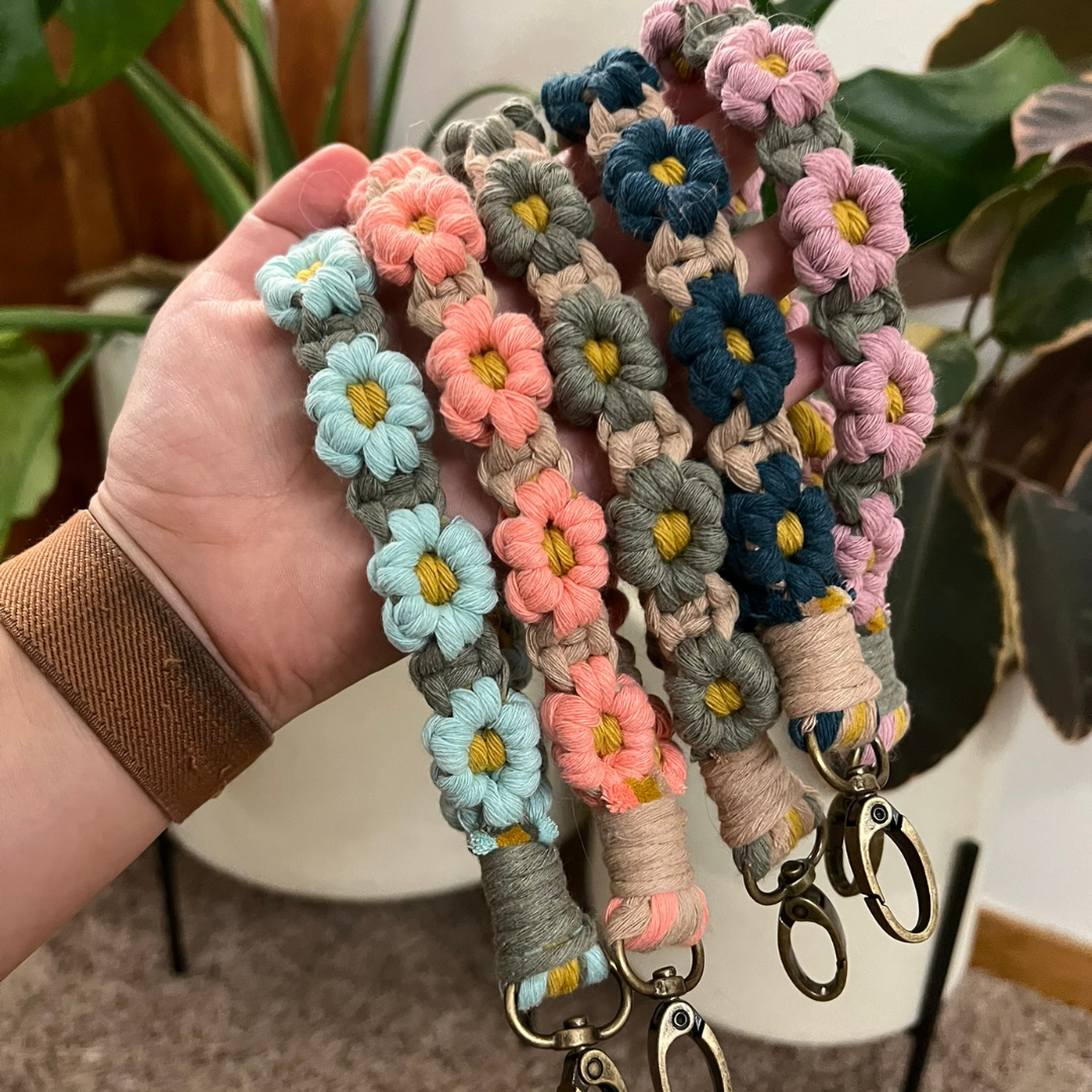 Daisy Flower Keychain — CiCi's Knots